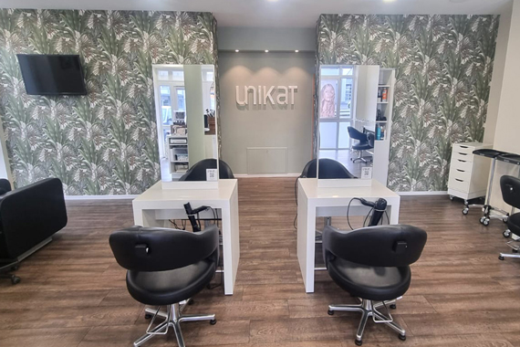 Terminvereinbarung unter  Tel.: 0 52 50 - 5 23 66 oder info@unikat-friseure.de | Boker Strasse 21 | 33129 Delbrück